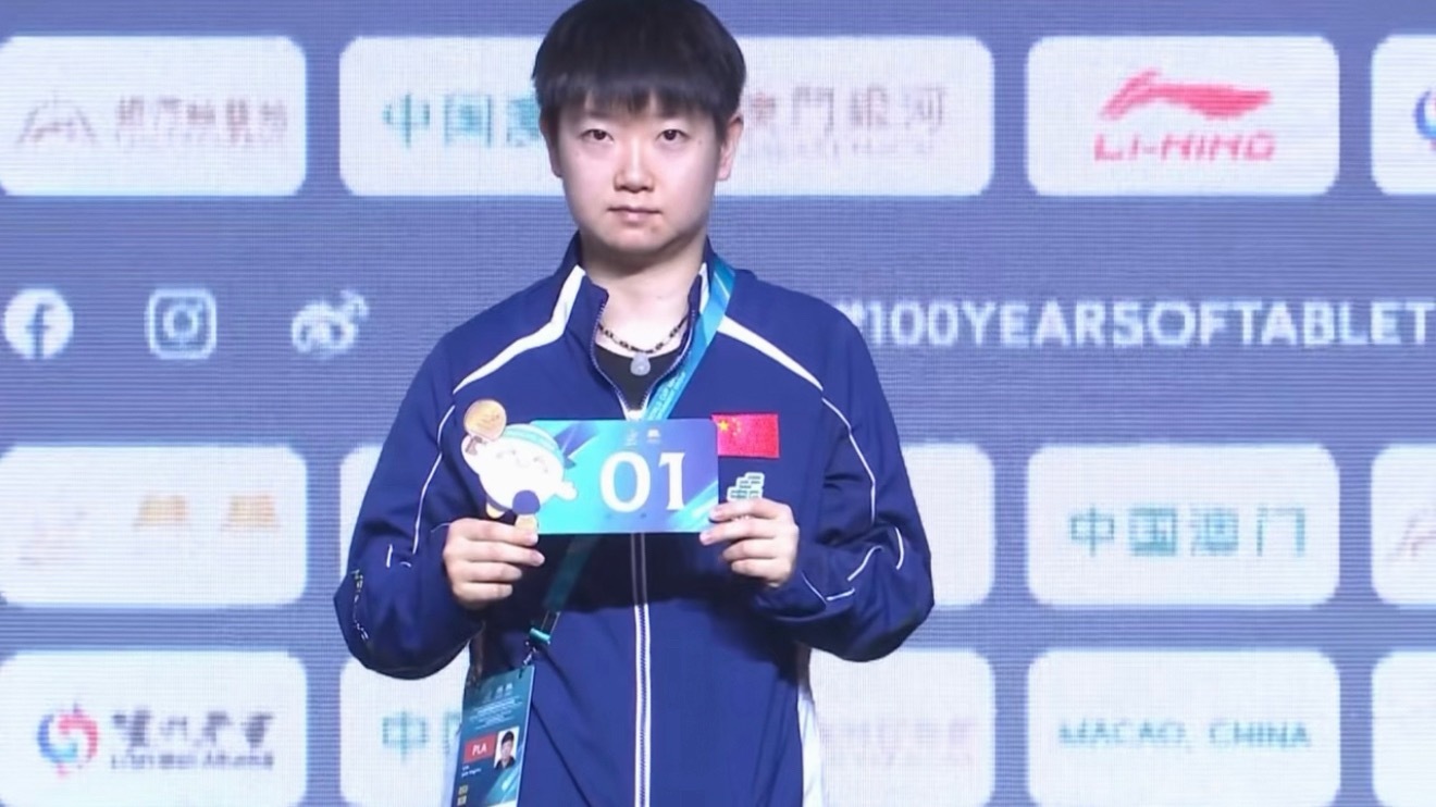 孙颖莎挎个小牌牌，真是全世界最萌 