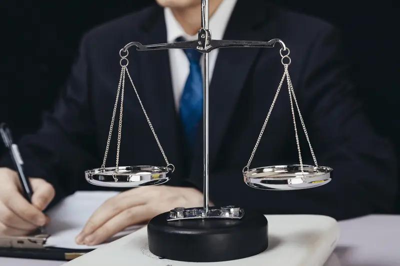刘律师会见了一名因涉嫌诈骗而被羁押的中年男子，此人已被关押三年。
在这三年里，他