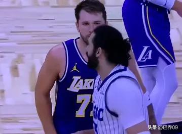 唇语专家曝东契奇比塔泽互喷原声 因家人被提及激化冲突 技犯均被撤销

3月25日