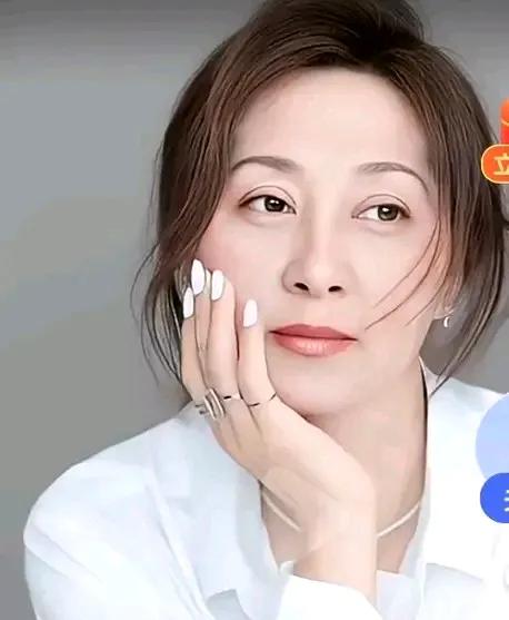 她是不是有种风情万钟招人迷、惹人醉的气息！
金枝玉叶芊芊手、桃色粉面柳叶眉，妖艳