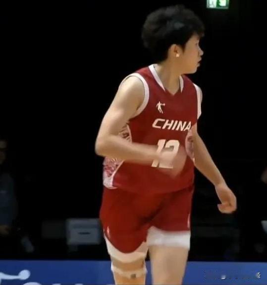 李月汝没法去打世界杯这事还没消化完，队长又换新人了。
 
陈玉婕当上国家队队长，