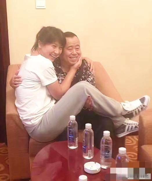 说实话，大晚上刷到闫学晶在直播间里吆喝，我是真的一脸懵。

以前多喜欢她演的那个