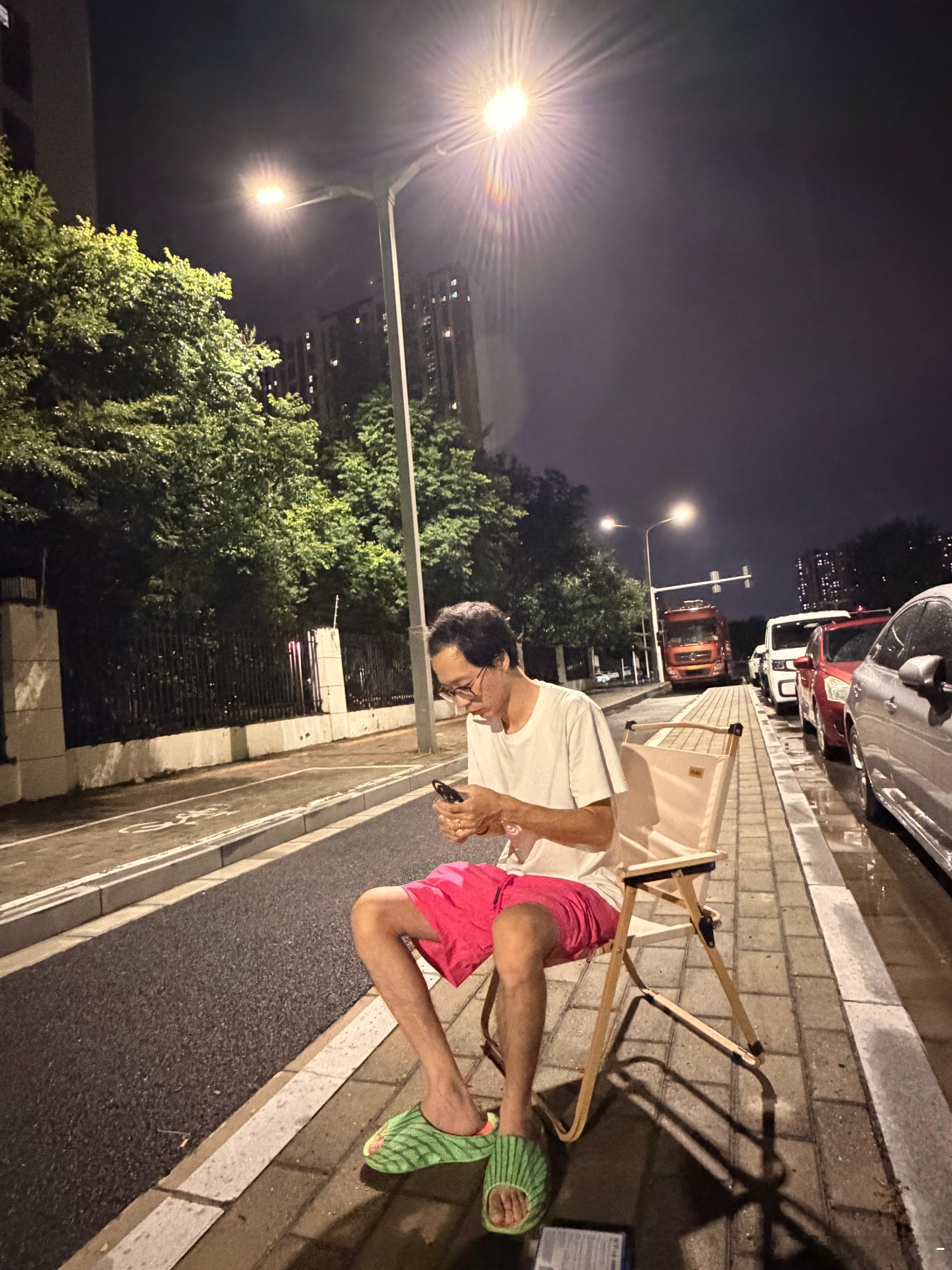 雨后，点个蚊香楼下吹个风用镜头顺手记录生活我和我的美食搭子