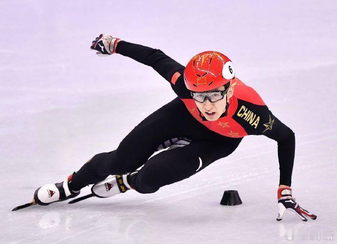 武大靖官宣退役谁懂这种不舍！武大靖官宣退役，没有仪式却满是感动。从佳木斯的露天冰