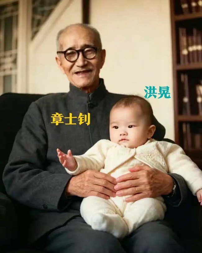 1962年，章士钊和抱着外孙女洪晃，一张罕见的留影，尽享天伦之乐 