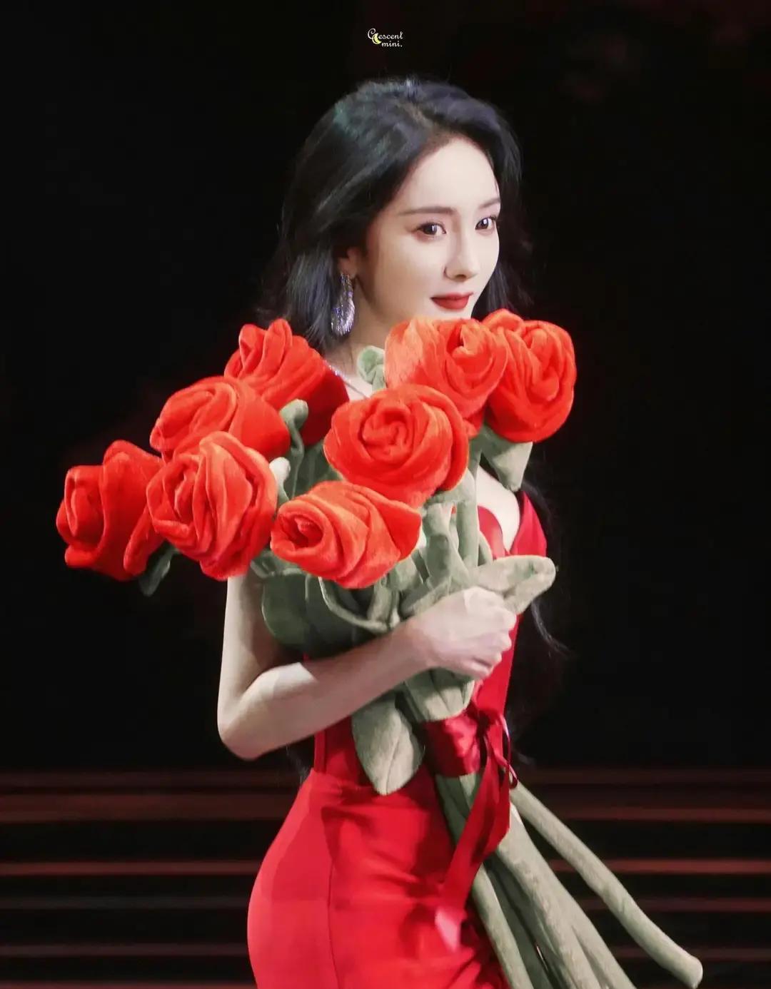 杨幂正在亲手‘活剥’自己。
从《哈尔滨一九四四》里那个扭曲的关雪，到《酱园弄》里