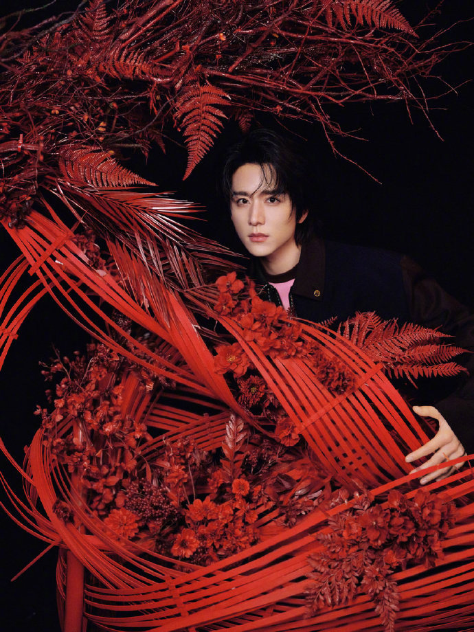 张新成换造型师了张新成换造型师了，整个人气质都变了，今天的妆造都好适合他，两套衣