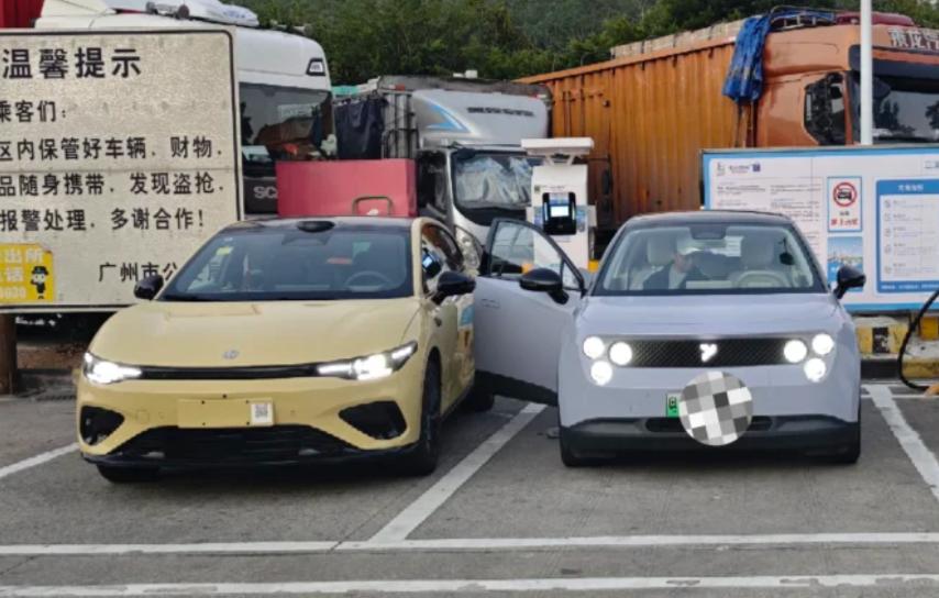 LAFA5和萤火虫都开过，说下差异
驾驶上，LAFA5开着更轻快，红绿灯起步一点