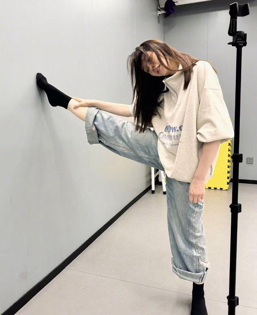 小冉姐姐说鼓励你们破万的时候那个破音，听得出来是真心的但也是真的好笑。王鹤棣你现