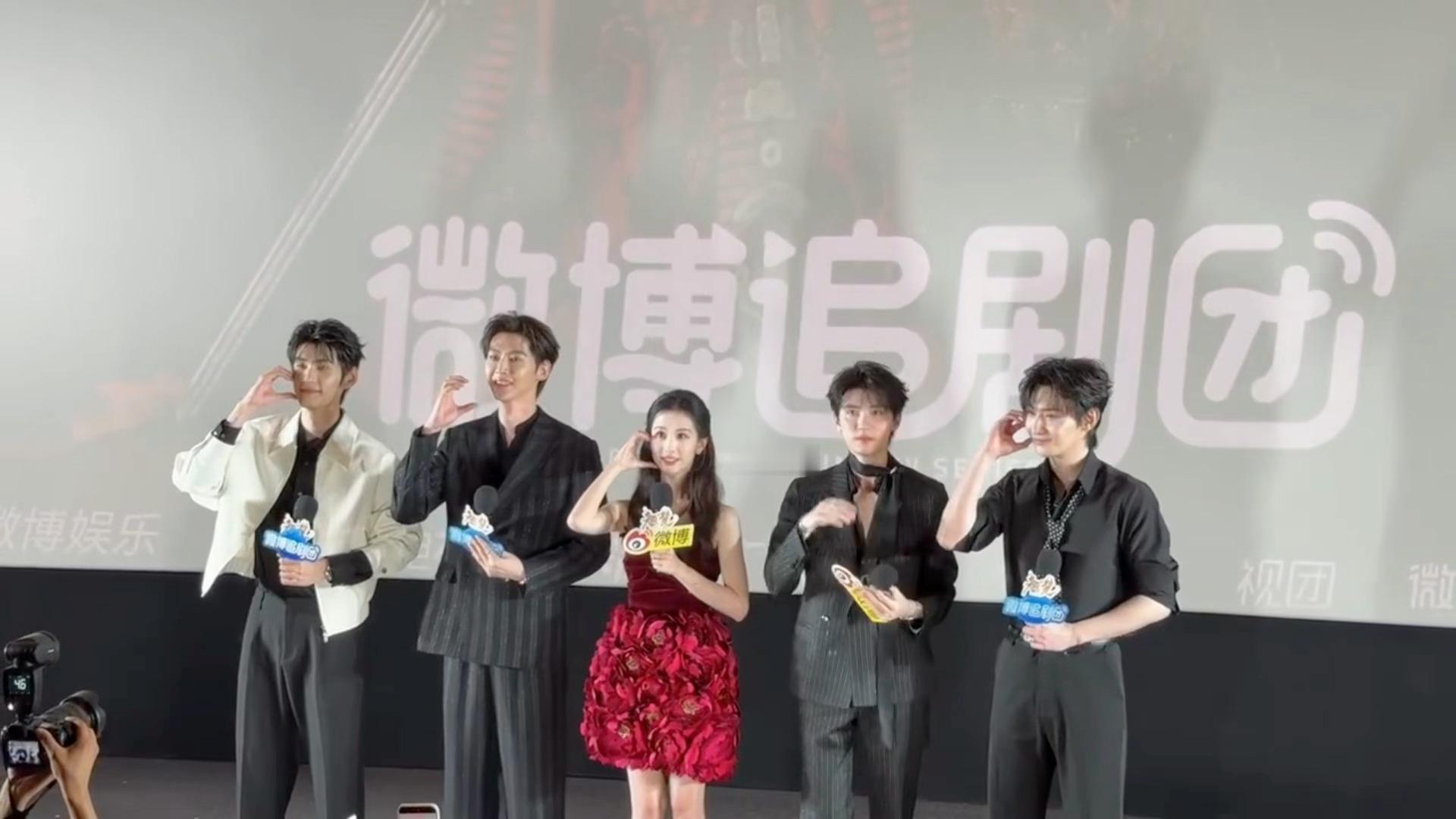 什么都有2.0翘楚全员复刻比心名场面陈都灵比心军训2.0