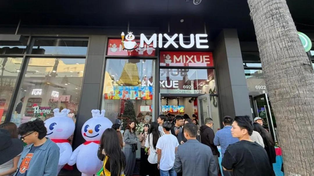 霸王茶姬在韩国大排长队的消息都刷到了吧？
不爱睡觉韩国人，也算是找到了自己的本命