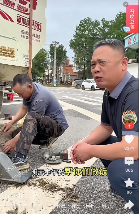今年夏收，河南麦田迎来一位特殊“拦路人”：江苏20台收割机刚进村，就被他拦住，一