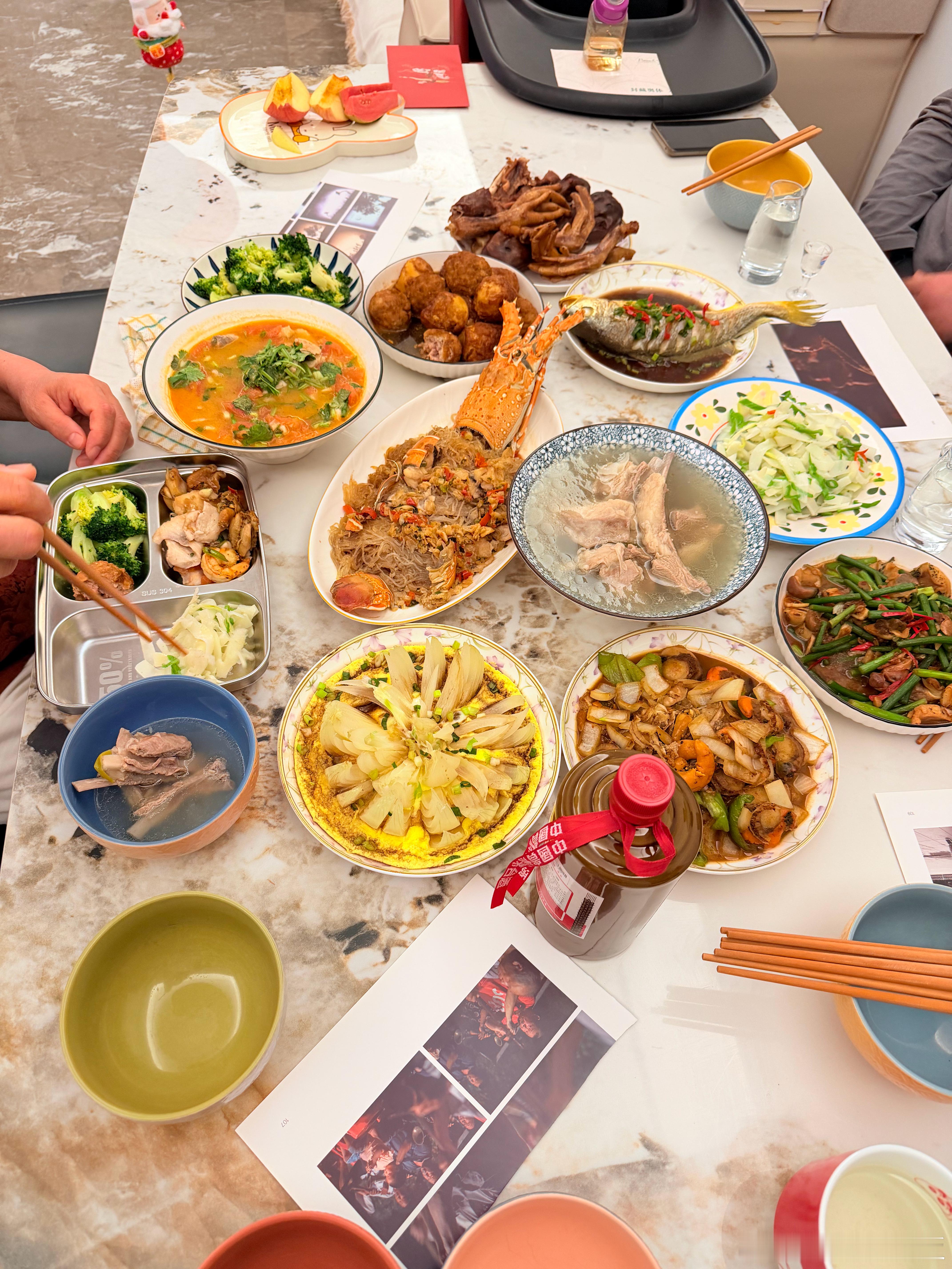 年夜佳肴已上桌，软萌小金豆前来报到！🧨带着满满的福气，祝大家2026马年大吉，