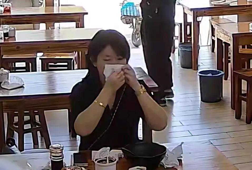 今日焦点——常规操作，出了事，首发声明，外地来沪女子所为…

近日上海女士，挎着