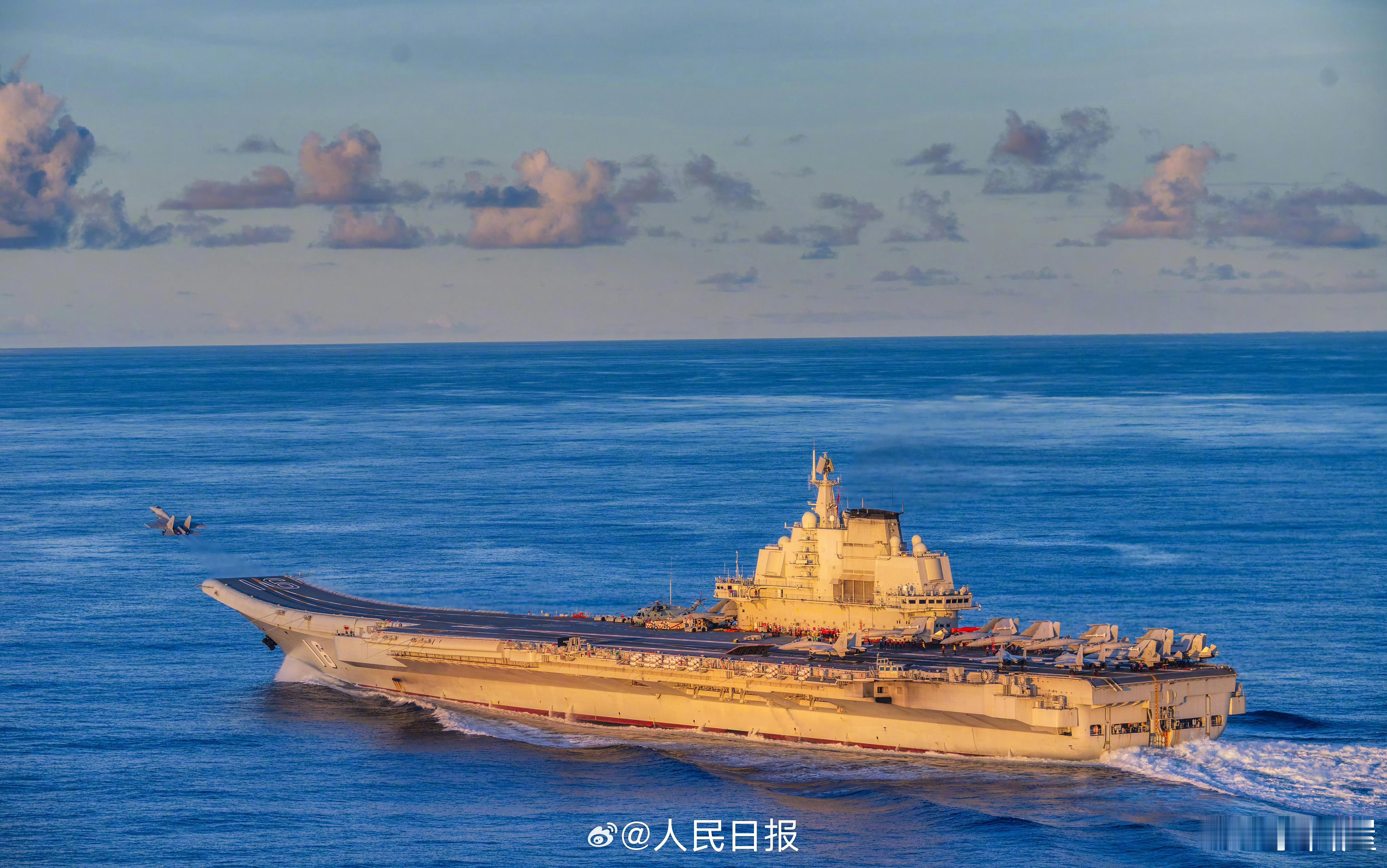 双航母西太训练官图，舰载机细节辽宁舰甲板上停放了1架直-18预警直升机、12架舰
