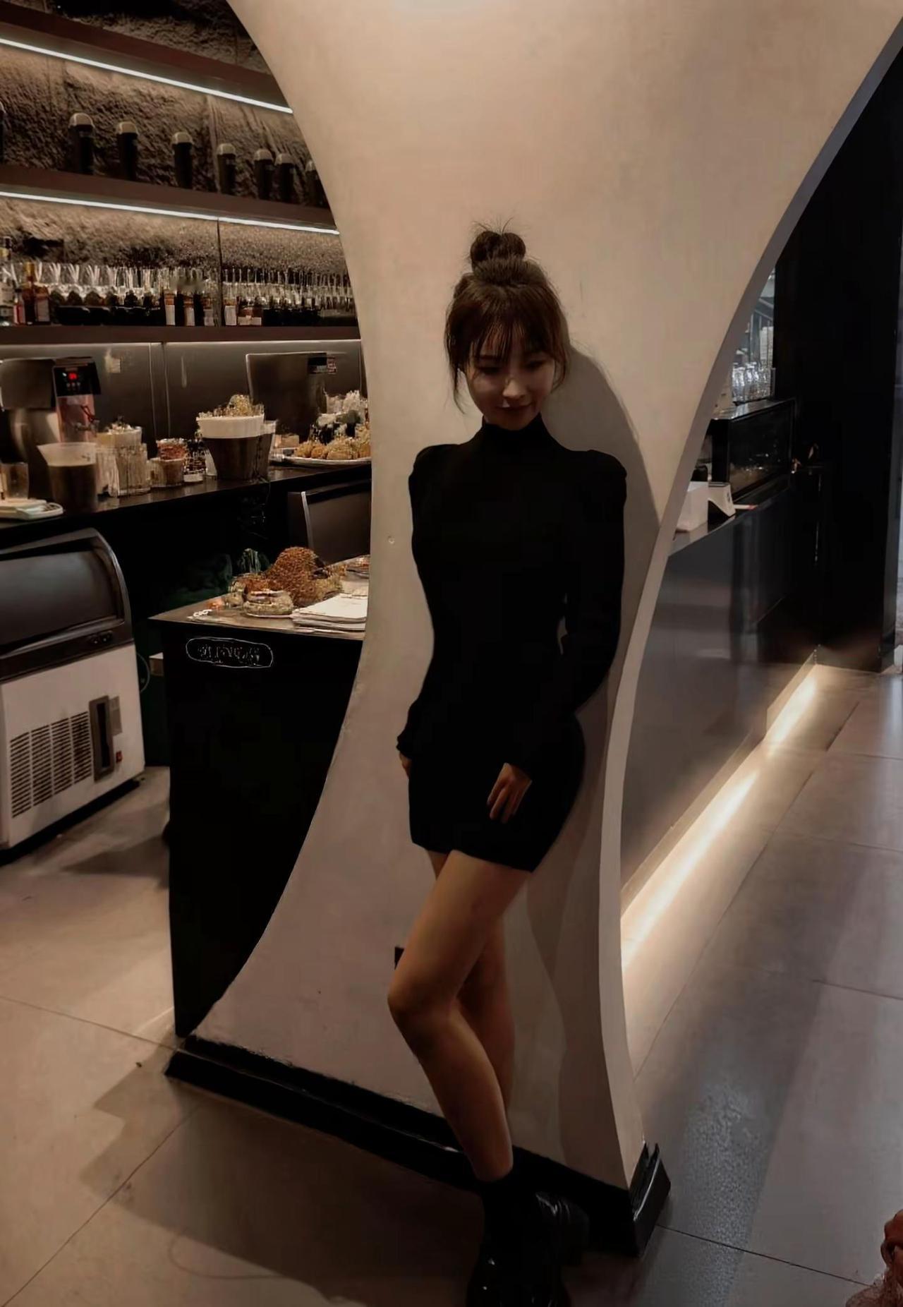 突然发现自己挺好的，有点小温柔，会开车，会做饭，穿得了包臀裙，也穿得了休闲裤，喝