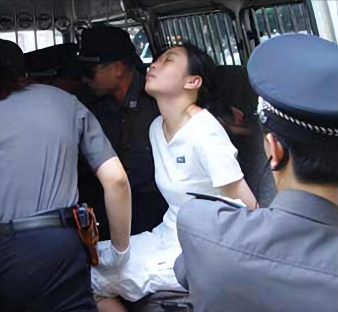 2004年，福州看守所中，美女死刑犯方晓红，被注射死刑前，对狱警深深鞠了一躬，一