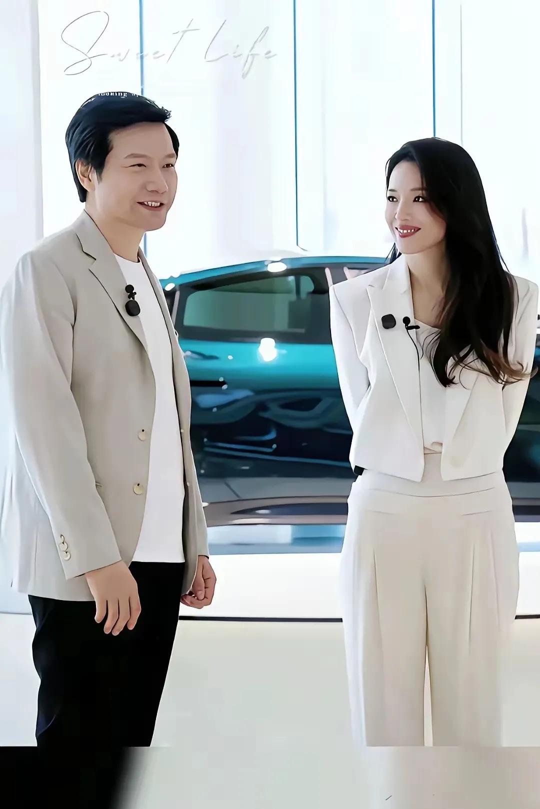 舒淇看雷军的眼神，雷军都不好意思了。舒淇毕竟是个演员，一个表情，一个眼神都非常丰
