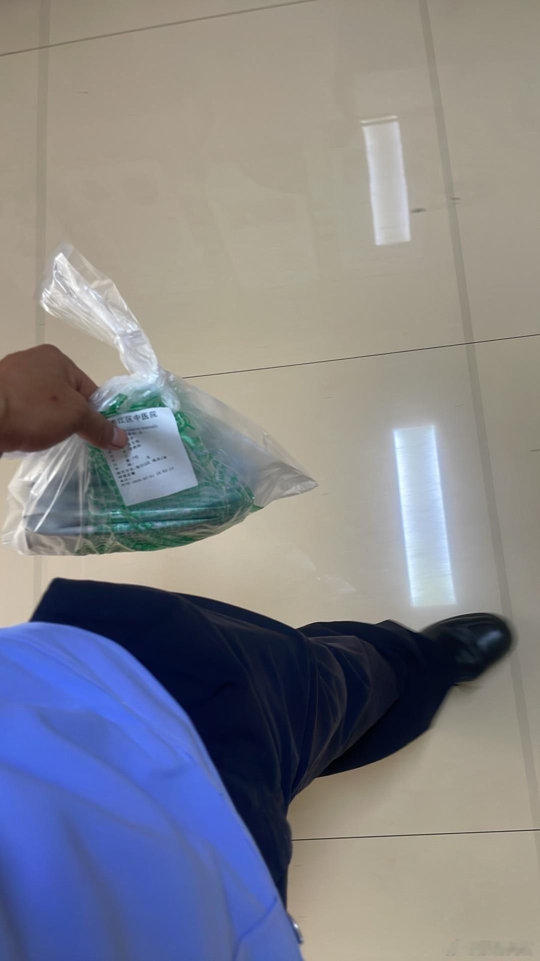 最近啊，不太顺。又来医院了，今天配点中药，顺便补牙。始终记得那句“小洞不补，大洞