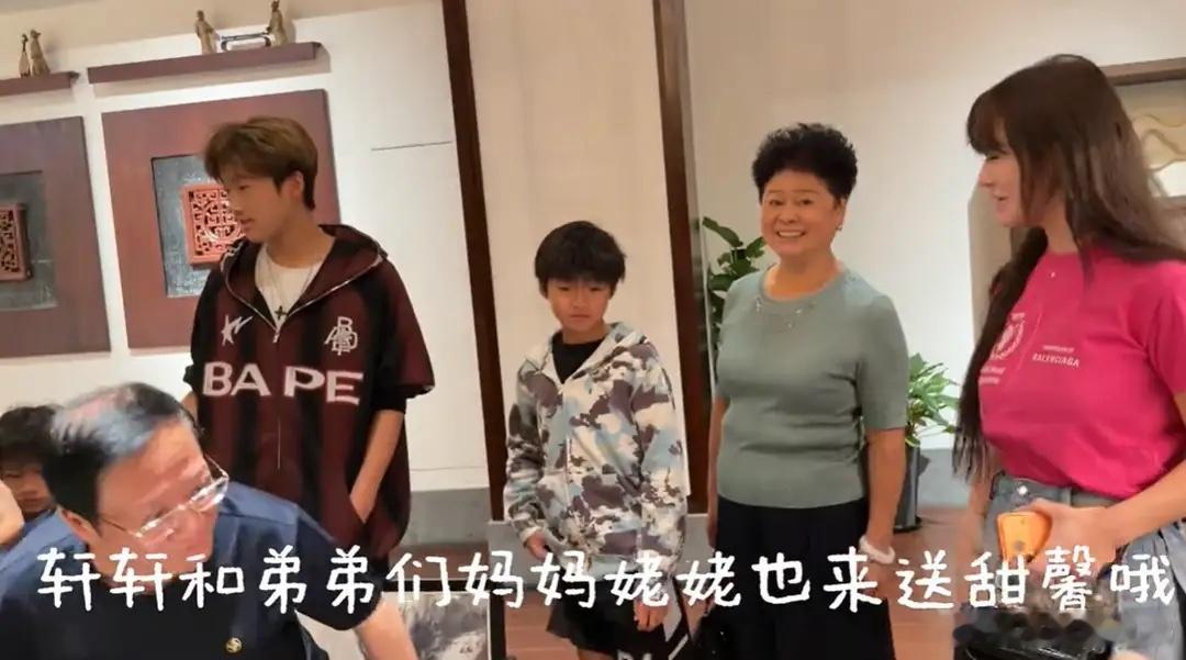 甜馨出国上夏校，外公外婆露面为她送行，张伟欣打扮优雅好显年轻！ 