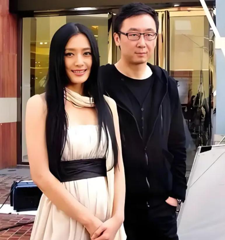 当年，热恋中的陆川多次向女友秦岚求婚，却始终被拒绝，一次，陆川气得扔掉了戒指：你
