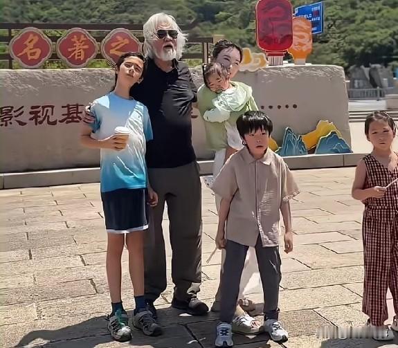 在暑假准备收尾的时候，张纪中携妻儿一同到无锡影视城游玩，一家人其乐融融，孩子们都