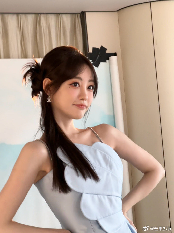 #祝绪丹新中式发型# ​#祝绪丹永夜星河扫楼look# ​祝绪丹在《永夜星河》扫