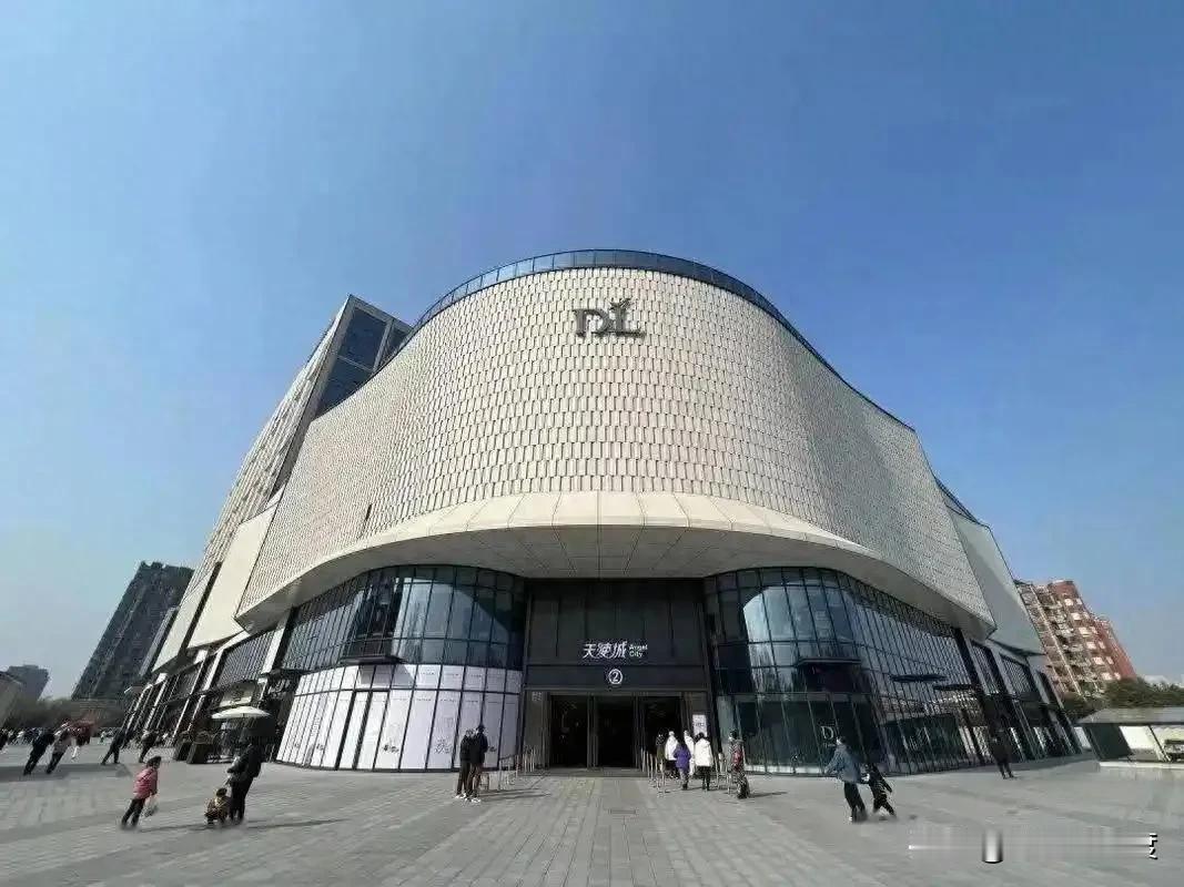 900个岗位引来8万人报考，3000研究生争抢胖东来后厨，学历贬值有多现实？
