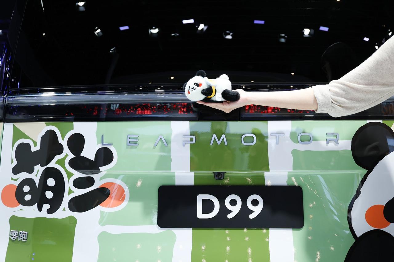 零跑D99北京车展亮相，一身“熊猫装”背后是中国品牌的自信
 
零跑D99在北京
