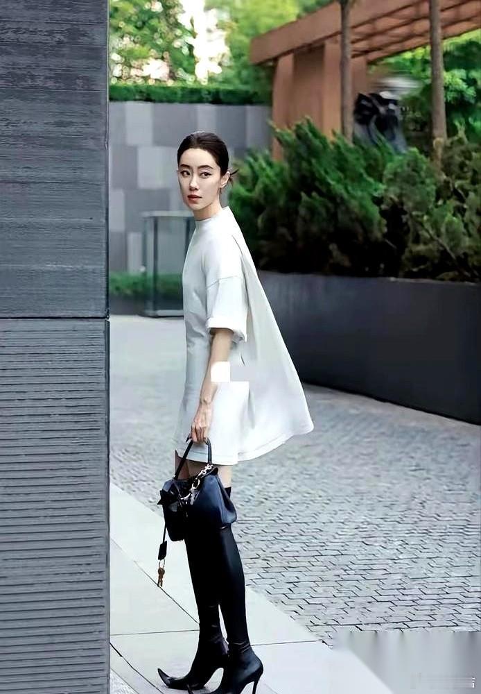 她穿着那双尖头翘靴走上红毯时，没人看好。 时尚圈的门槛，比想象中高得多。刚出道那