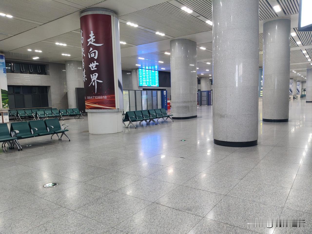 我很好奇，为什么呼和浩特站是24小时营业？
其实我是害怕被人赶的，但我还是厚着脸