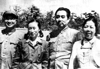这是1951年夏天，周恩来总理夫妇与陈赓夫妇在大连老虎滩疗养院疗养期间的珍贵合影