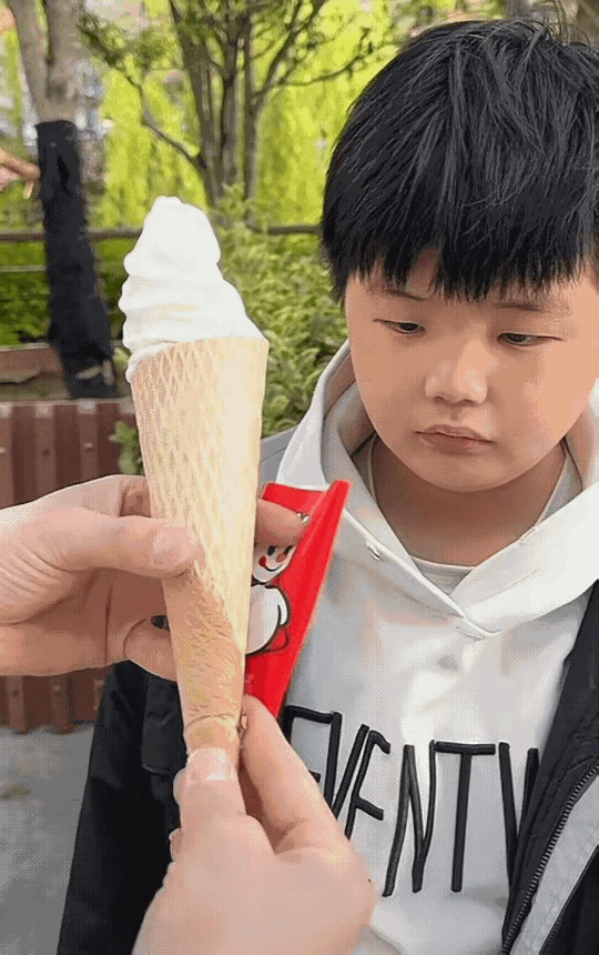 图一：作为一名吃货，能够分给你吃一点已经算很好的了，还有什么好嫌弃的啊？
图二：