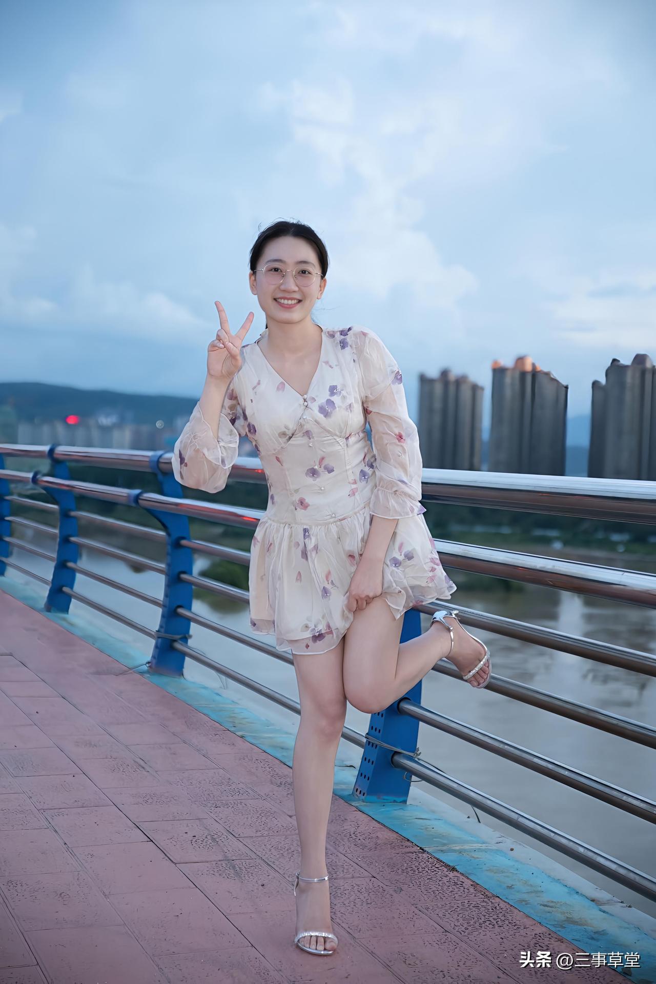 分享你见闻过的绝色美人！“碎花裙+江边夜景，温柔感满分！这江边的晚风也太会了吧，