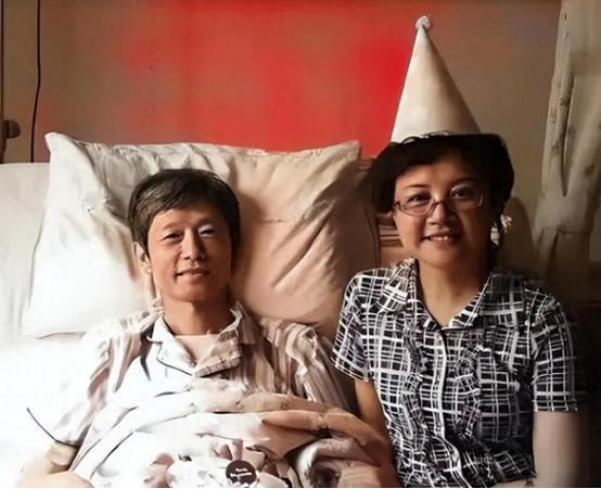 艾跃进教授，曾以“实现中华富强，首先要消灭日本”的豪言壮志闻名。确诊胃癌后，他的