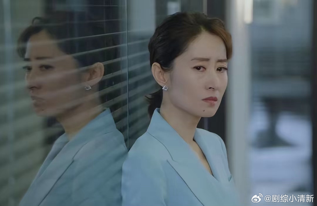 刘敏涛给悬疑剧上尺度了隐身的名字 这段确实封神。葛文君佝偻着背站在过道里，像被困