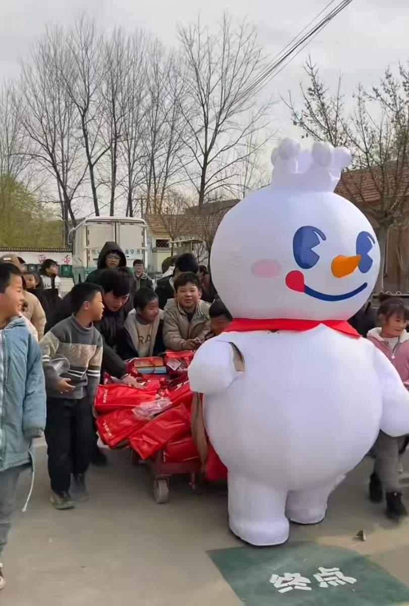 大家发现没有，
蜜雪冰城有个很大的“缺点”
 
不是饮品不够精致，也不是没有奢华