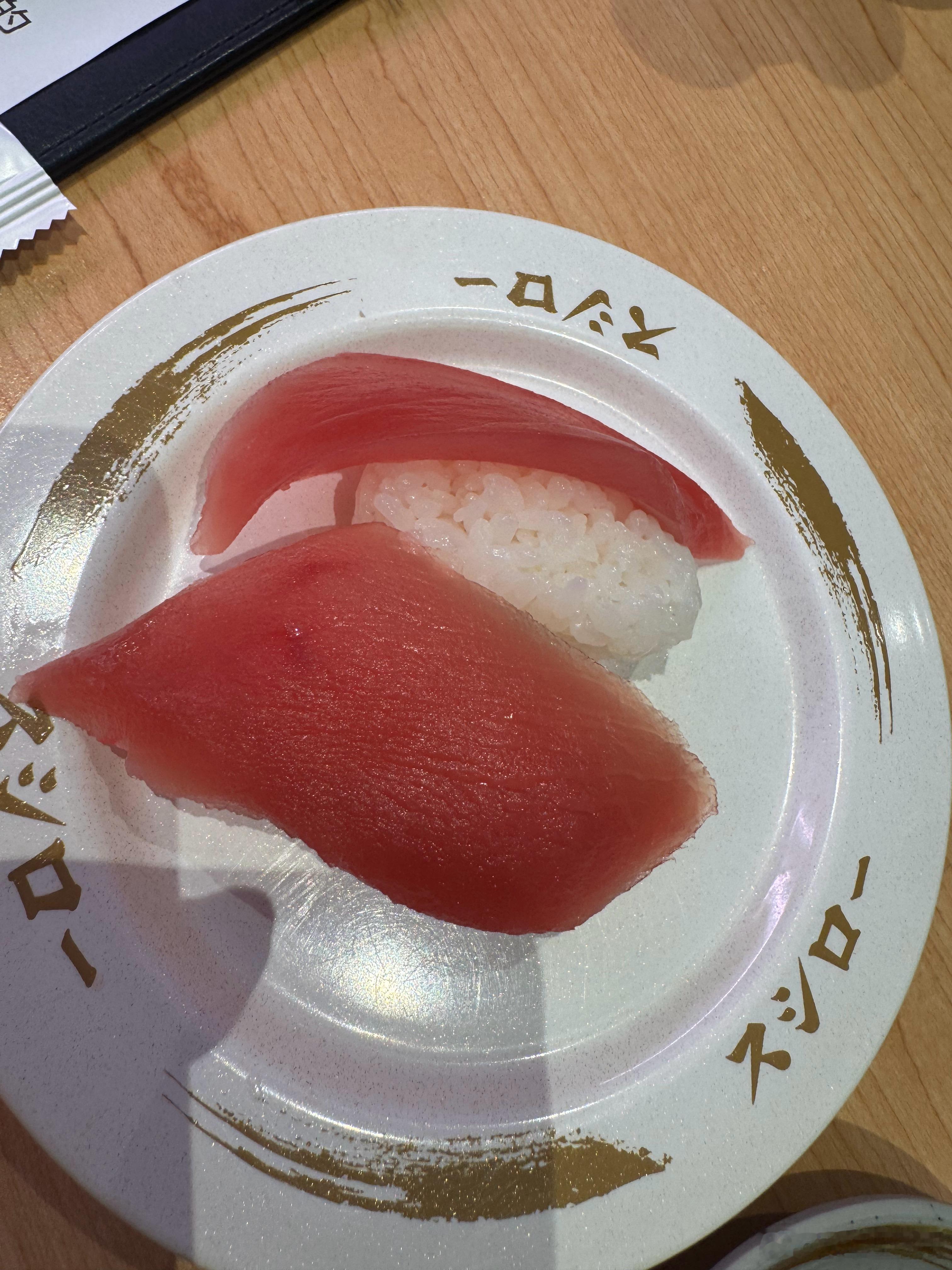 寿司没捏好就上来了。寿司郎开店太快了，估计培训不足。 