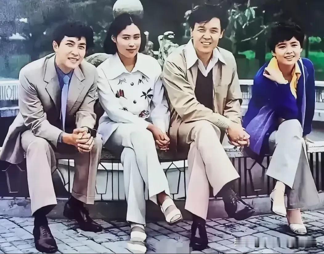 能认识这回个是谁的，至少得是咱们60后的老家伙们才能回答出来吧！得有点岁月的积淀