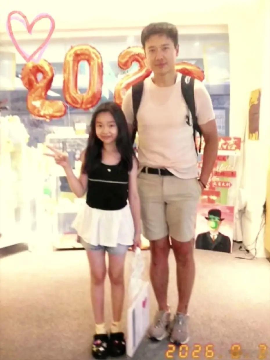 高云翔带女儿在天津画画，小酒窝真漂亮！有一说一，小酒窝很像爸爸，长相、性格，身高
