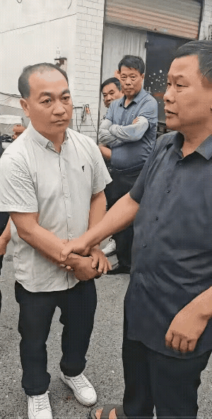 这男子多次出入农村红白喜事宴席，不缴礼金，白吃白喝白拿被抓。
      这男子
