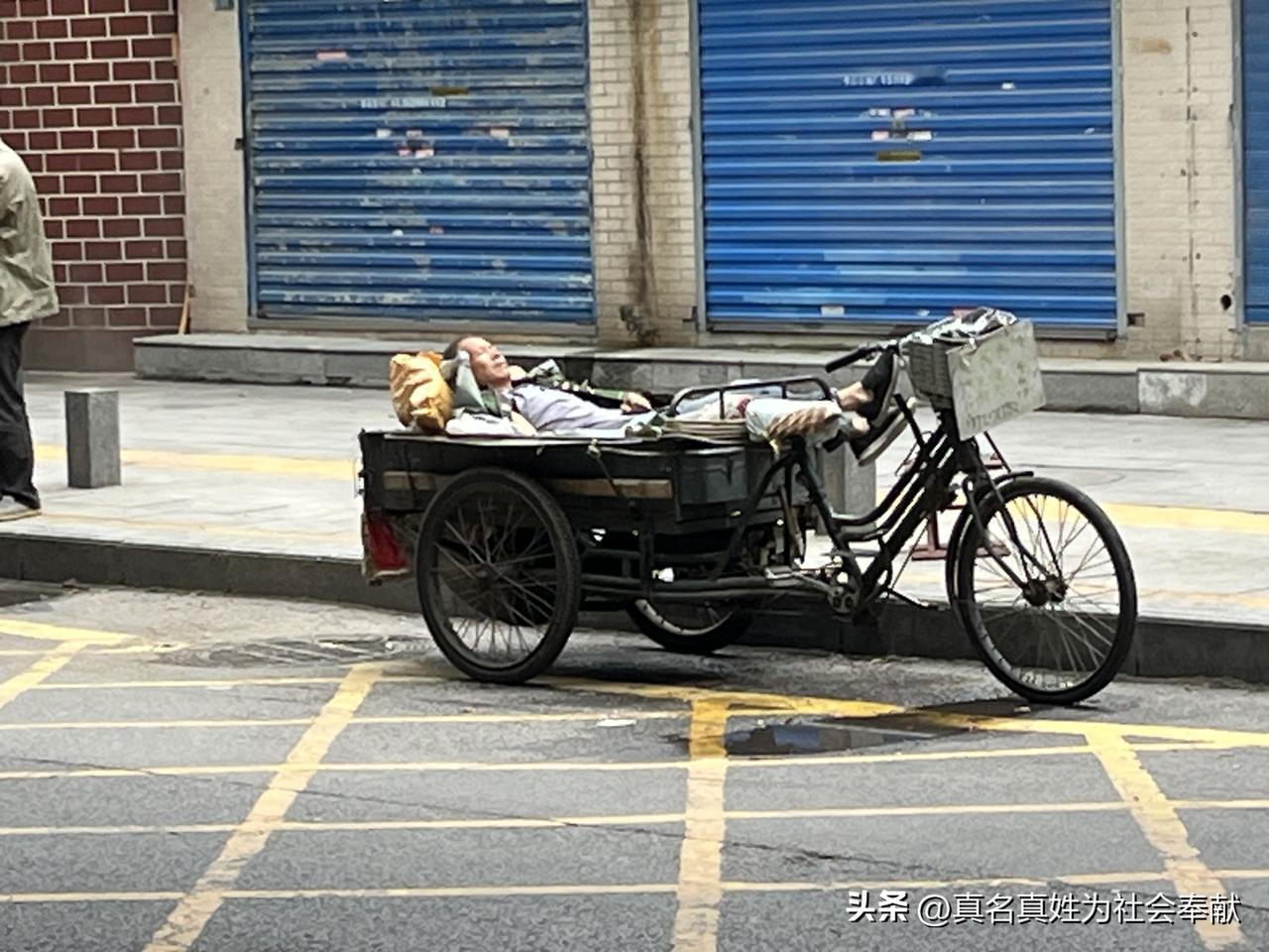 记得当年，有专门收割麦子的人，被称作“麦客”。如今，有骑着三轮车收破烂的，不妨称