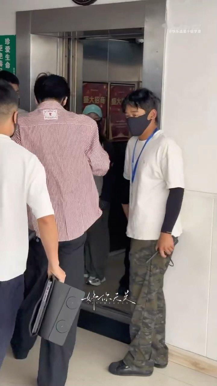 张凌赫刺棠进妆上班路透张凌赫顺毛男大上班路透被张凌赫顺毛造型拿捏住，一身休闲条纹