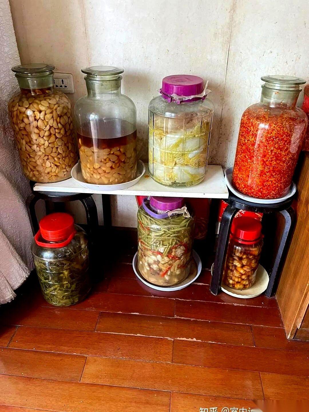 我跟你说，办公室过生日，那个绑蛋糕盒的丝带，她解下来了。
捋得平平整整，叠好，放