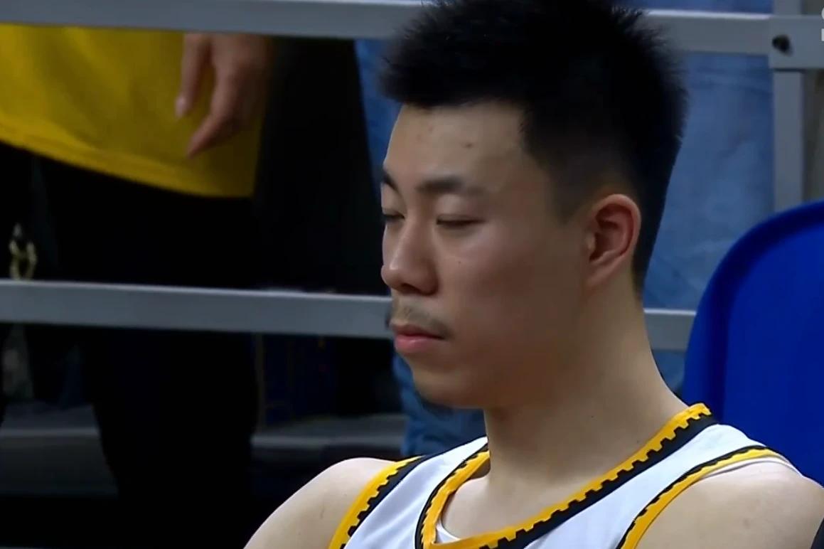张公子遭到了广东球迷和媒体人的无情嘲讽，为什么张公子这么不受欢迎？
半决赛第三场