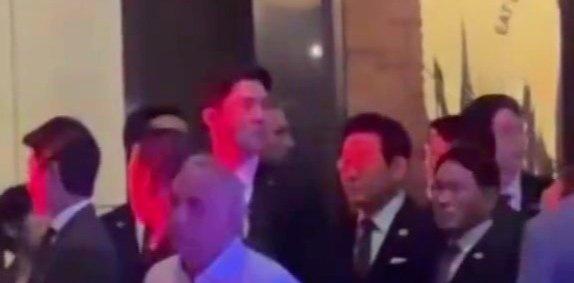 凤凰新闻【又一个！李在明被迫给特朗普车队让道】又一个！李在明被迫给特朗普车队让道