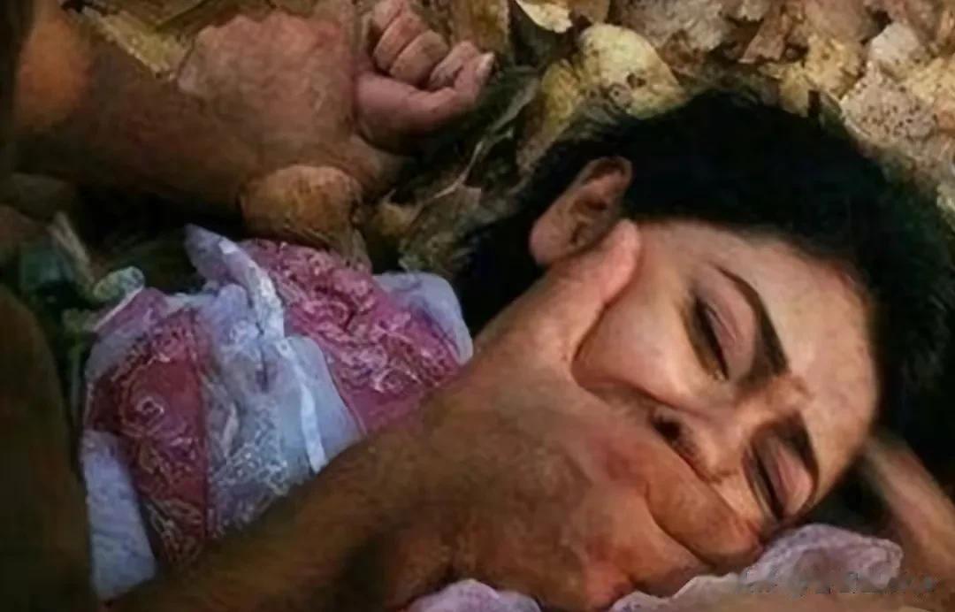 广东湛江吴川发生了一件令人气愤的事。六年级一名13岁女孩多次被邻居六七十岁的老人