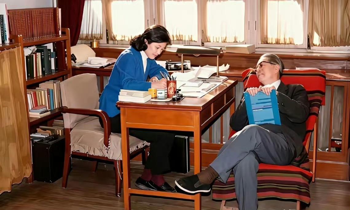 1974年，乔冠华和新婚妻子章含之在家中的书房留影（北京史家胡同51号），此时的