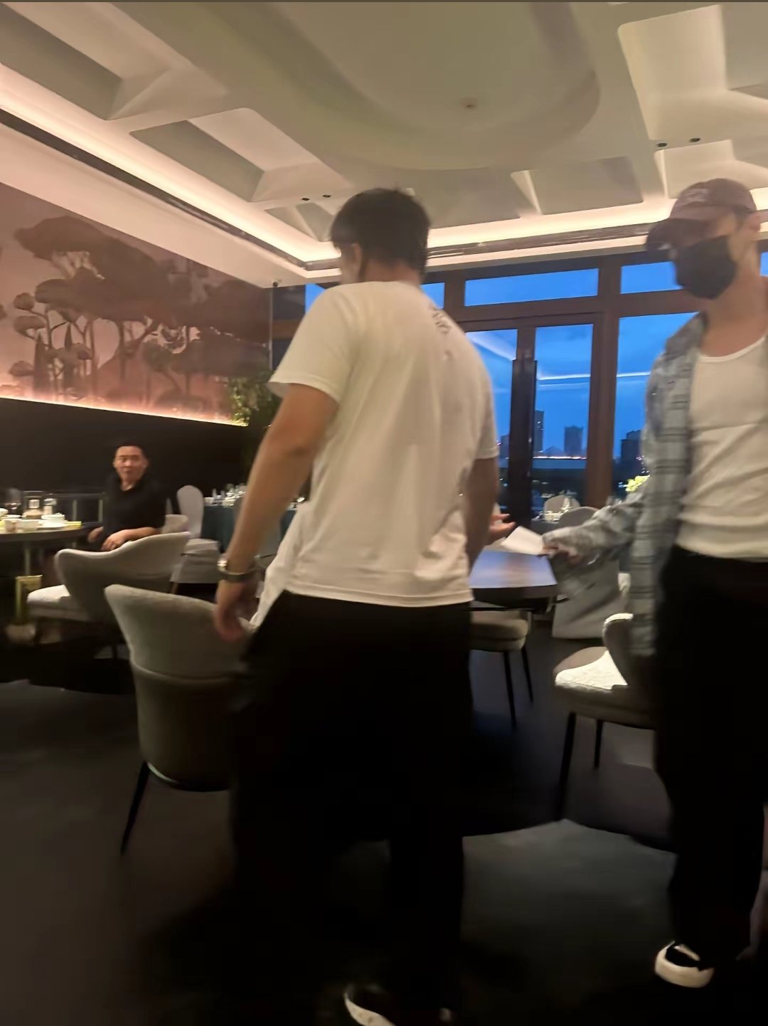 第一眼这大胸第二眼路人哥们笑死我了 