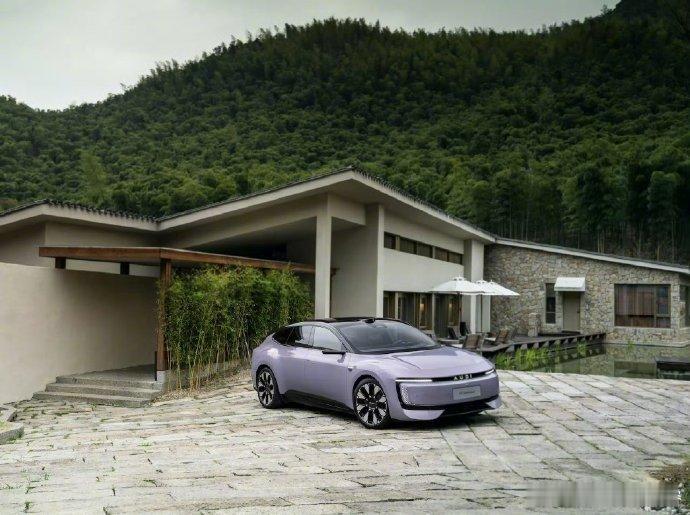 奥迪E5 Sportback，全新豪华纯电轿跑。3.4秒零百加速，动力表现充沛；